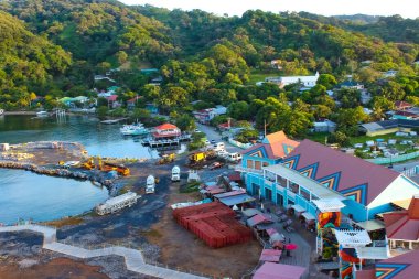 Roatan, Honduras - Coxen deliğinin liman ve şehir merkezinin üst görüntüsü