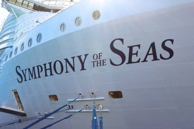 Coco Cay, Bahamalar - 29 Nisan 2022: Denizlerin Senfonisi, Cococay 'da demirli olan en büyük yolcu gemisidir.