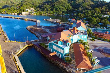 Roatan, Honduras - Coxen deliğinin liman ve şehir merkezinin üst görüntüsü