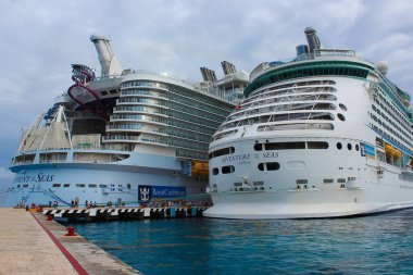 Cozumel, Meksika - 04 Mayıs 2022: Cozumel, Meksika 'ya yanaşan en büyük deniz senfonisi.