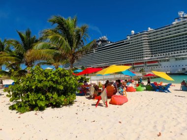 Ocean Cay, Bahamalar - 04 Mayıs 2022: Bahamalar 'daki Ocean Cay adasında dinlenen insanlar. Mavi su ve beyaz kum