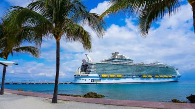 Coco Cay, Bahamalar - 29 Nisan 2022: Denizlerin Senfonisi, Cococay 'da demirli olan en büyük yolcu gemisidir.