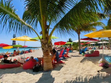Ocean Cay, Bahamalar - 04 Mayıs 2022: Bahamalar 'daki Ocean Cay adasında dinlenen insanlar. Mavi su ve beyaz kum