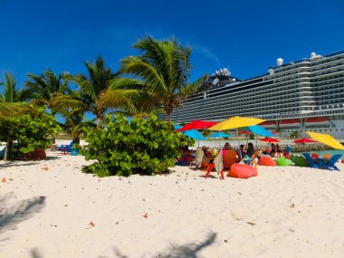 Ocean Cay, Bahamalar - 04 Mayıs 2022: Bahamalar 'daki Ocean Cay adasında dinlenen insanlar. Mavi su ve beyaz kum