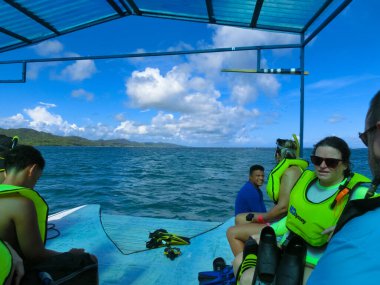 Roatan, Honduras - 26 Nisan 2022: İnsanlar Roatan, Honduras 'taki Karayip Denizi' nde su altında şnorkelle yüzme ve balıkçılık turu yapıyorlar.