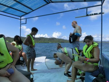 Roatan, Honduras - 26 Nisan 2022: İnsanlar Roatan, Honduras 'taki Karayip Denizi' nde su altında şnorkelle yüzme ve balıkçılık turu yapıyorlar.