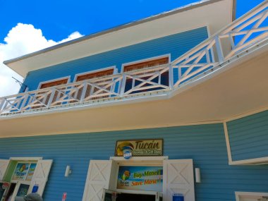 Roatan, Honduras - 26 Nisan 2022: Coxen deliğinin liman ve kasaba merkezindeki alışveriş alanı