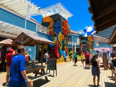 Roatan, Honduras - 26 Nisan 2022: Coxen deliğinin liman ve kasaba merkezindeki alışveriş alanı