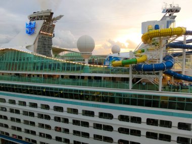 Cozumel, Meksika - 04 Mayıs 2022: Kraliyet Karayip Gemi Macerası Limana yanaştı