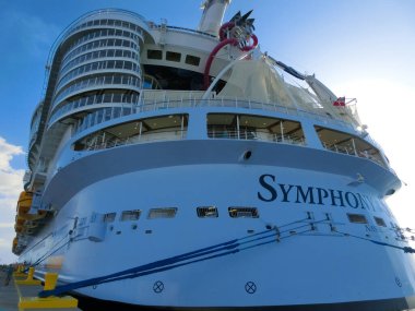 Coco Cay, Bahamalar - 29 Nisan 2022: Denizlerin Senfonisi, Cococay 'da demirli olan en büyük yolcu gemisidir.