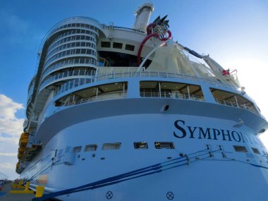 Coco Cay, Bahamalar - 29 Nisan 2022: Denizlerin Senfonisi, Cococay 'da demirli olan en büyük yolcu gemisidir.