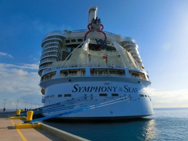 Coco Cay, Bahamalar - 29 Nisan 2022: Denizlerin Senfonisi, Cococay 'da demirli olan en büyük yolcu gemisidir.