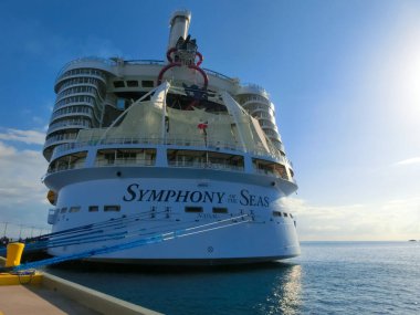 Coco Cay, Bahamalar - 29 Nisan 2022: Denizlerin Senfonisi, Cococay 'da demirli olan en büyük yolcu gemisidir.