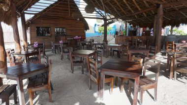 Costa Maya, Meksika... 24 Nisan 2022 Costa Maya yolcu gemisi terminalindeki bar tüm ziyaretçiler için mükemmel bir yerdir.