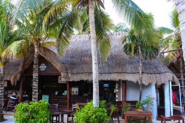 Costa Maya, Meksika... 24 Nisan 2022 Costa Maya yolcu gemisi terminalindeki bar tüm ziyaretçiler için mükemmel bir yerdir.