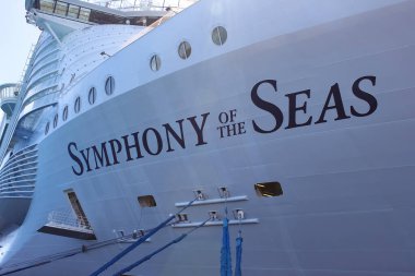 Coco Cay, Bahamalar - 29 Nisan 2022: Denizlerin Senfonisi, Cococay 'da demirli olan en büyük yolcu gemisidir.