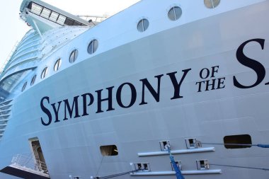 Coco Cay, Bahamalar - 29 Nisan 2022: Denizlerin Senfonisi, Cococay 'da demirli olan en büyük yolcu gemisidir.