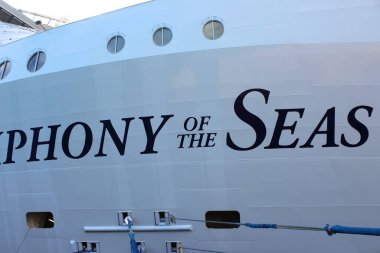 Coco Cay, Bahamalar - 29 Nisan 2022: Denizlerin Senfonisi, Cococay 'da demirli olan en büyük yolcu gemisidir.