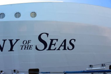 Coco Cay, Bahamalar - 29 Nisan 2022: Denizlerin Senfonisi, Cococay 'da demirli olan en büyük yolcu gemisidir.