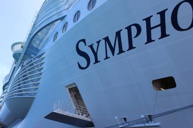 Coco Cay, Bahamalar - 29 Nisan 2022: Denizlerin Senfonisi, Cococay 'da demirli olan en büyük yolcu gemisidir.