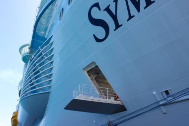 Coco Cay, Bahamalar - 29 Nisan 2022: Denizlerin Senfonisi, Cococay 'da demirli olan en büyük yolcu gemisidir.