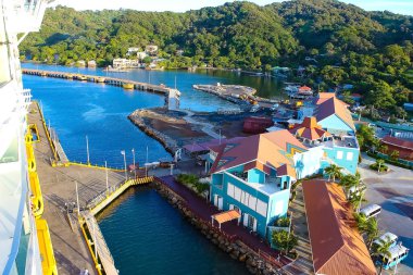Roatan, Honduras - 26 Nisan 2022: Coxen deliğinin liman ve şehir merkezi manzarası