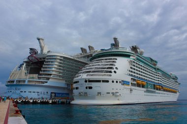 Cozumel, Meksika - 04 Mayıs 2022: Kraliyet Karayip Gemi Macerası Limana yanaştı
