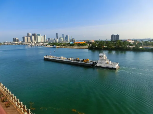 米国マイアミ 2022年4月29日 タンカーはクルーズ船の燃料を燃料とする準備を進めています — ストック写真