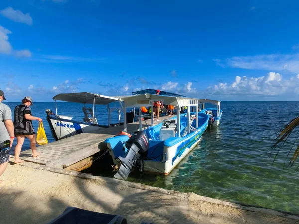 Roatan Honduras April 2022 People Snorkeling Underwater Fishing Tour Boat — Stock Photo, Image