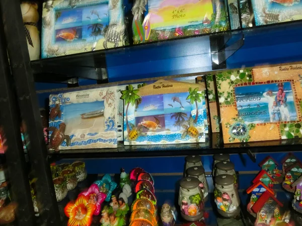 Роатан Гондурас Апреля 2022 Года Goods Shop Town Center Located — стоковое фото