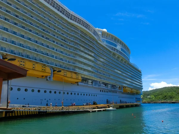 Roatan Honduras May 2022 Symphony Seas Biggest Cruise Ship Docked — Stock Photo, Image