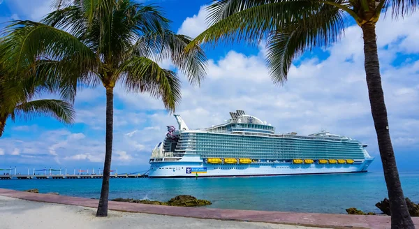 Coco Cay Bahama April 2022 Symphony Seas Het Grootste Cruiseschip — Stockfoto