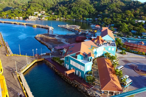 Roatan, Honduras - 26 Nisan 2022: Coxen deliğinin liman ve şehir merkezi manzarası