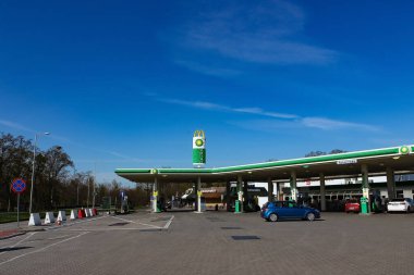 Wroclaw, Polonya - 18 Nisan 2022: BP benzin istasyonu, yüksek akaryakıt fiyatları