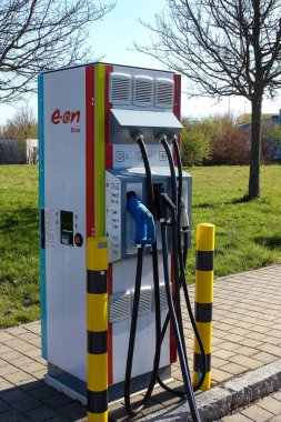 Dresden, Almanya - 19 Nisan 2022: Elektrikli araba şarjı için güç kaynağı. Elektrikli araba şarj istasyonu