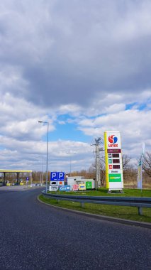 Wroclaw, Polonya - 18 Nisan 2022: Lotos benzin istasyonu