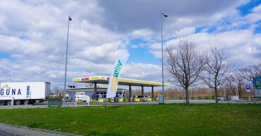 Wroclaw, Polonya - 18 Nisan 2022: Lotos benzin istasyonu