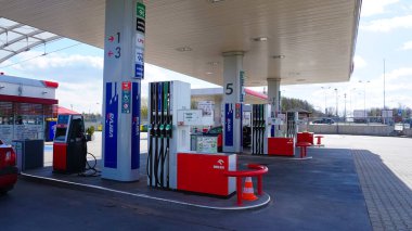 Wroclaw, Polonya - 17 Nisan 2022: ORLEN yakıt ve gaz istasyonu. PKN Orlen büyük bir Polonya petrol rafinerisi ve benzin perakendecisi..