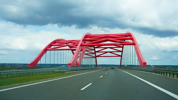 Bewölkter Himmel Über Der Roten Brücke — Stockfoto