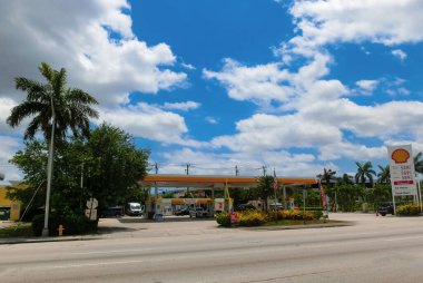 Lauderdale-By-the-Sea, ABD - 09 Mayıs 2022: Cehennem yakıtı ve benzin istasyonu