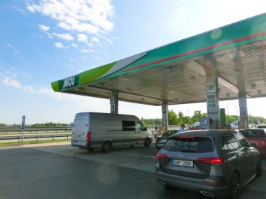 Prag, Çek Cumhuriyeti - 12 Mayıs 2022: MOL benzin istasyonu. Şirket Agip benzin istasyonlarının yerini aldı..