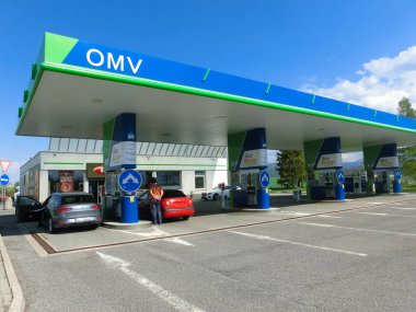 Kosice, Slovakya - 12 Mayıs 2022: OMV benzin istasyonunun dışı.