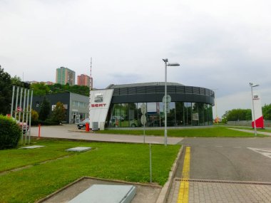Kosice, Slovakya - 13 Mayıs 2022: SEAT araba galerisi tabelası, sergi salonu. İspanyol otomobil üreticisi logo dükkanı