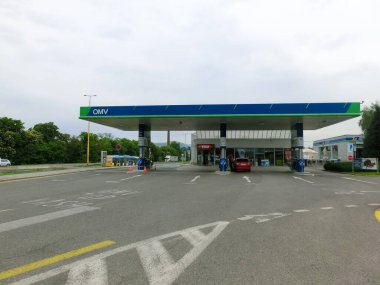 Kosice, Slovakya - 13 Mayıs 2022: OMV benzin istasyonunun dışı.