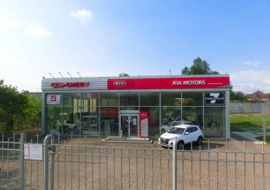 Ivano-Frankivsk, Ukrayna - 14 Mayıs 2022: KIA marka bayii mağazasının görüntüsü. KIA Motor, Hyundai Motor Group 'a ait yolcu araçları, kamyonetler ve otobüsler üreten Güney Koreli bir otomotiv şirketidir..
