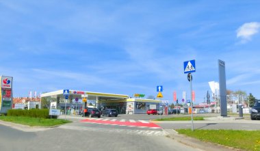 Wroclaw, Polonya - 18 Nisan 2022: Lotos benzin istasyonu