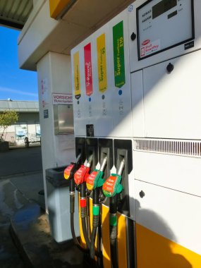 Dresden, Almanya - 18 Nisan 2022: Benzin istasyonunda petrol hortumu