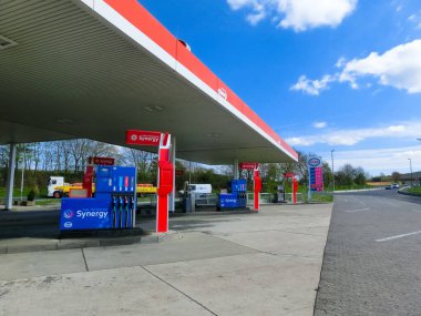 Dresden, Almanya - 18 Nisan 2022: Esso doğalgaz istasyonunun görüntülenmesi. Esso, ExxonMobil 'in ticari adıdır. American ExxonMobil, dünyanın petrol ve doğalgaz ticaretiyle uğraşan en büyük şirketidir..