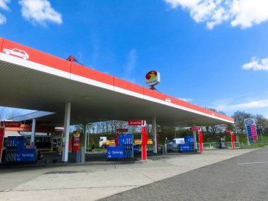 Dresden, Almanya - 18 Nisan 2022: Esso doğalgaz istasyonunun görüntülenmesi. Esso, ExxonMobil 'in ticari adıdır. American ExxonMobil, dünyanın petrol ve doğalgaz ticaretiyle uğraşan en büyük şirketidir..