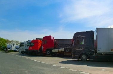 D-1 Kamyon Parkı, Çek - 10 Mayıs 2022: Kamyonlar ve Semi Karavanı Otoparkı. Teslimat kamyonları. Kargo Nakliyesi. - Lorry. Endüstriyel Taşımacılık Lojistik Taşımacılık Konsepti.